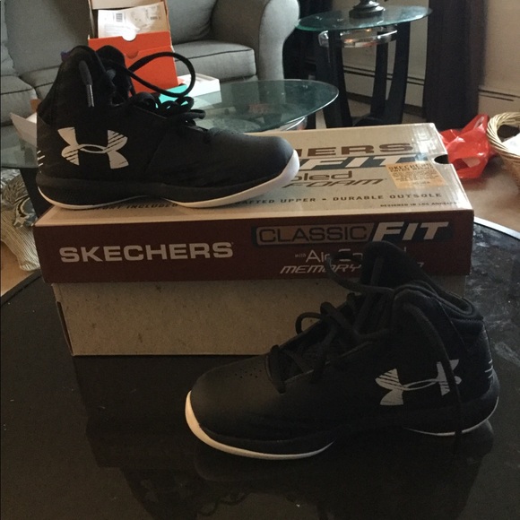 New under amour kids basketball sneakers - Picture 2 of 5
